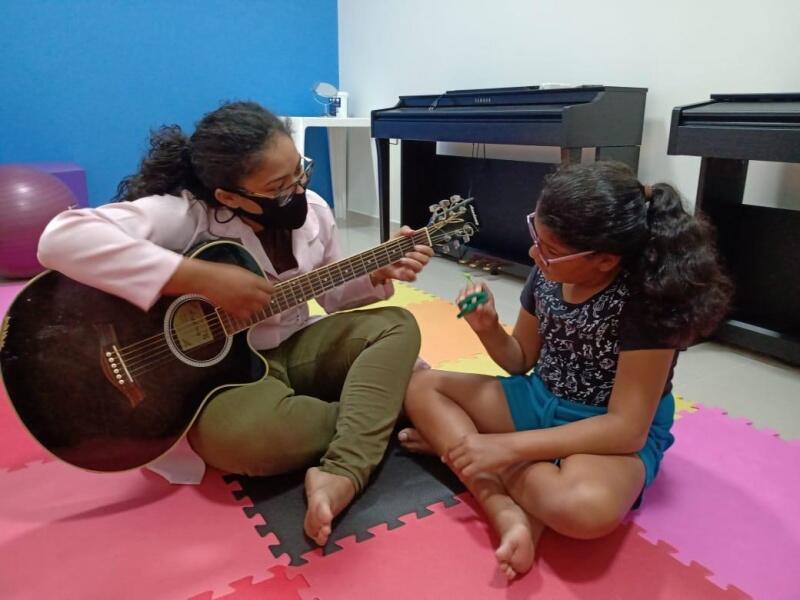 Vânia disse que a música é o instrumento mais sociável que existe, e por isso a sua importância no tratamento de transtornos (Foto: Arquivo pessoal)