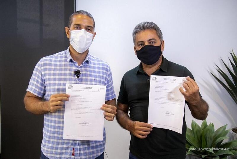 Prefeito Arthur Henrique entregou o projeto de lei ao vereador Idázio da Perfil, para que entregue ao presidente da Câmara, vereador Genilson Costa (Foto: Semuc-PMBV)