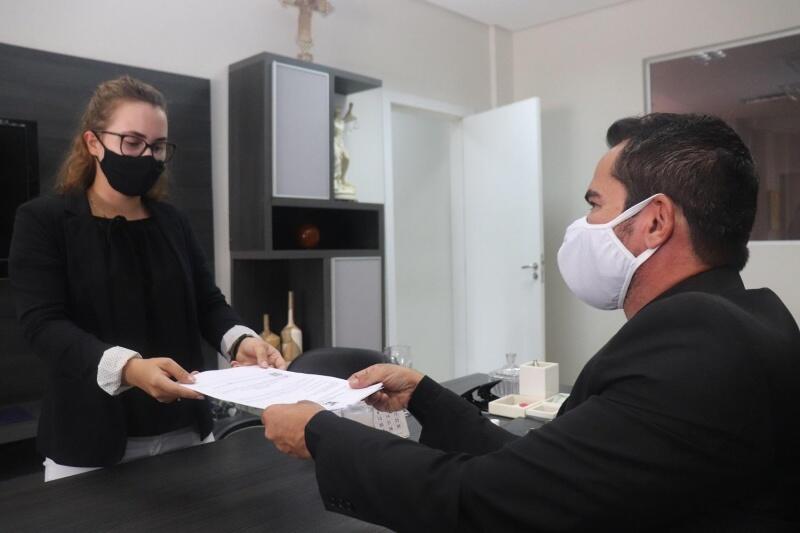 O defensor público-geral, Stélio Dener, elogiou a iniciativa da estagiária e agradeceu por enaltecer o trabalho desenvolvido pela Defensoria (Foto: Divulgação)