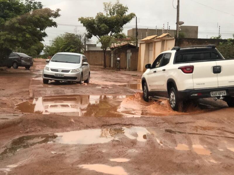Ruas sem asfalto exigem mais atenção dos condutores e moradores (Foto: Diane Sampaio)