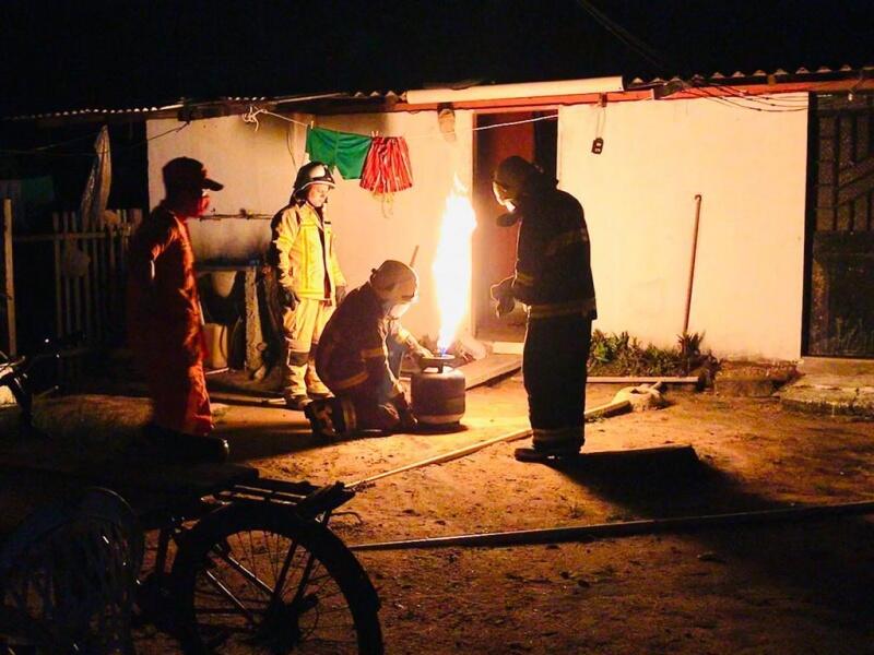 O fogo foi contido pelos profissionais e ninguém ficou ferido (Foto: Aldenio Soares)