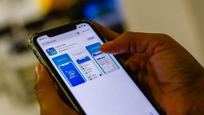 A atualização é feita pelo celular (Foto: Agência Brasil)