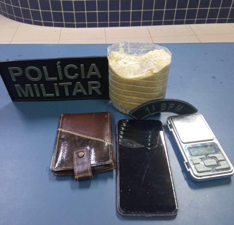 O acusado foi algemado e encaminhado à Central de Flagrantes (Foto: Divulgação)