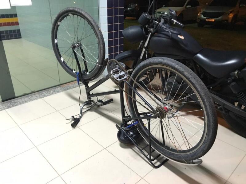 Bicicleta foi abandonada por dupla de assaltantes (Foto: Aldênio Soares)