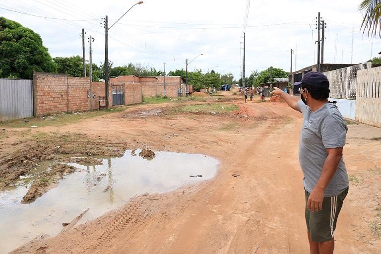 Morador diz que a falta de pavimentação na rua Rio Santo Antônio do Abonari tem causado transtornos aos moradores (Foto: Diane Sampaio/FolhaBV)