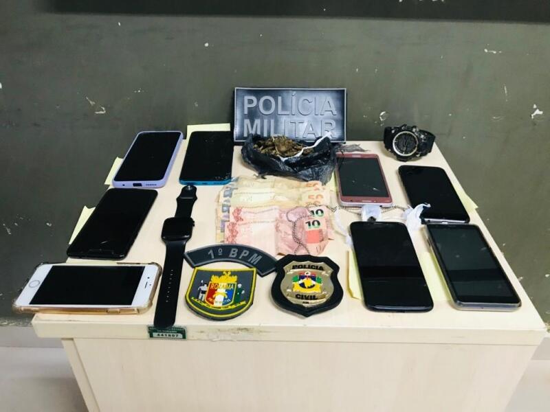 Além disso, foi feita a apreensão de drogas, dinheiro proveniente do tráfico e vários telefones celulares (Foto: Aldenio Soares)
