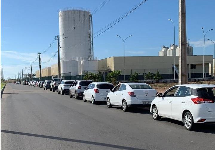 No Caçari, dezenas de pessoas aguardam o início da vacinação (Foto: Carol Cruz/FolhaBV)