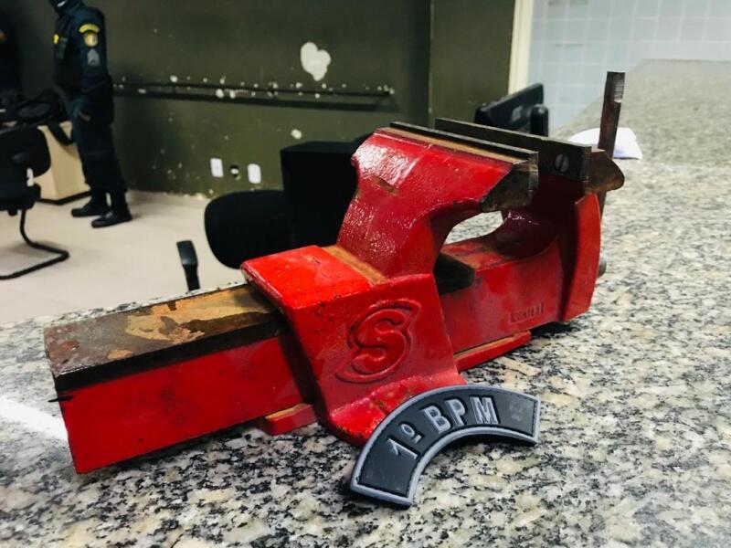 Item apreendido com homem, supostamente utilizado para arrombar a igreja (Foto: Aldênio Soares)