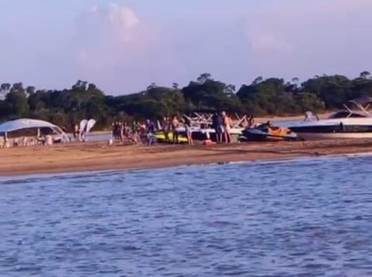 Banhistas aglomerados em plena pandemia do corovavírus nas praianhas do rio Branco (Foto: Divulgação)