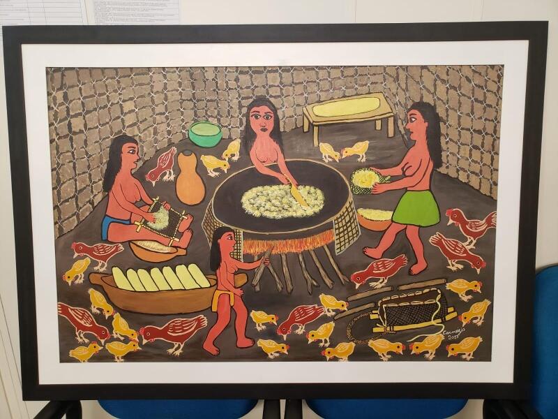 A obra "Fazendo Farinha", de Carmézia Emiliano, registra como o povo Macuxi produz o alimento (Foto: Ascom/Secult)