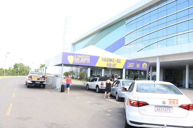 A vacinação contínua em sistema drive-thru de segunda a sexta-feira (Foto: Diane Sampaio/FolhaBV)