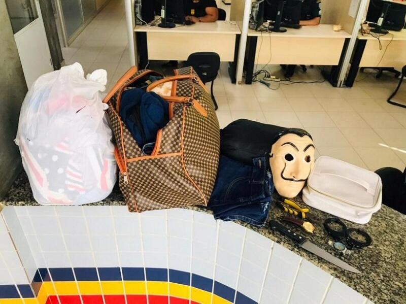 Na bolsa havia diversos objetos, como faca, algemas, roupas, dinheiro, relógios, e outros (Foto: Aldênio Soares/FolhaBV)  