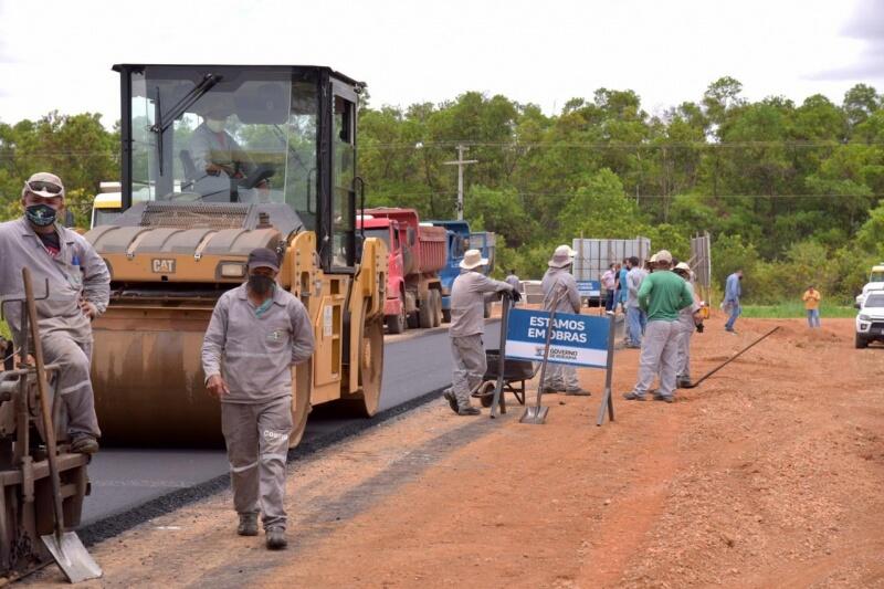 O serviço de asfaltamento está sendo executado por meio da Secretaria de Infraestrutura (Foto: Neto Figueredo/SecomRR)