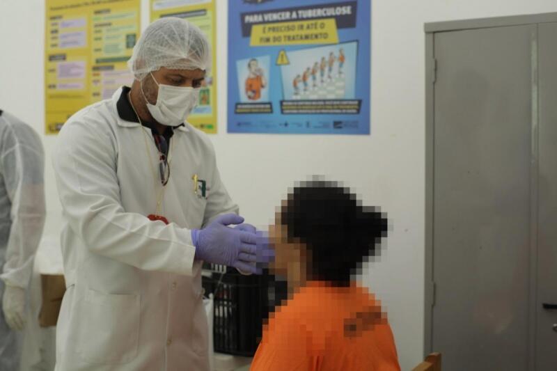 A ação realizada pelos peritos criminais consiste em coletar a saliva das reeducandas (Foto: Divulgação)