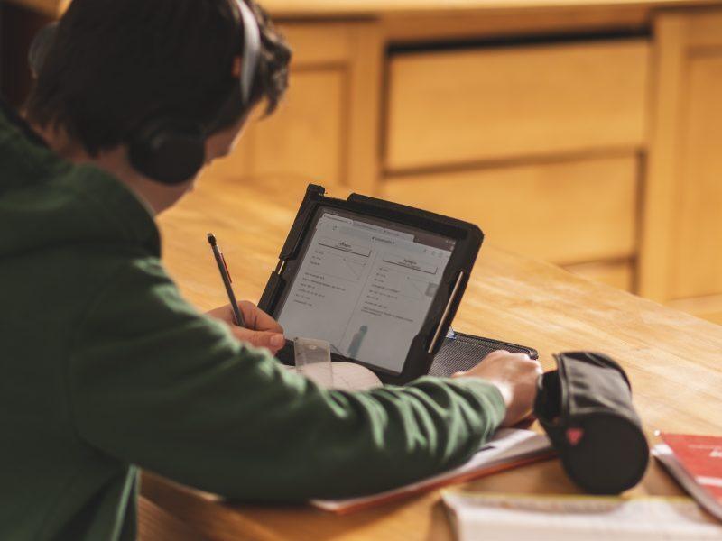 Adolescentes e jovens que tem interesse em fazer um curso de forma remota (Foto: Divulgação)