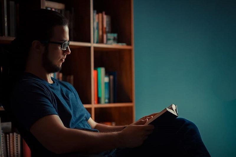 Em 2019, Gabriel lançou “Personagens não bíblicos e suas histórias” (Foto: Divulgação)