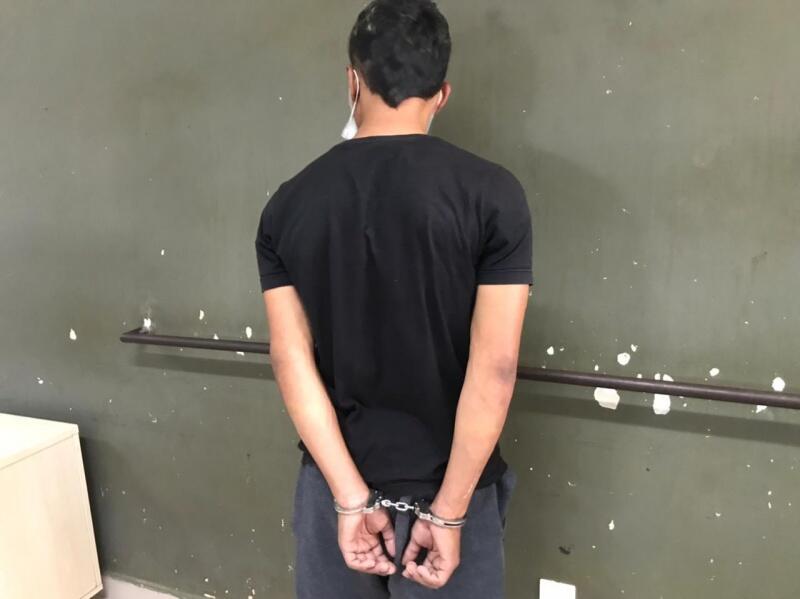 Jovem foi detido pela PMRR (Foto: Aldênio Soares)