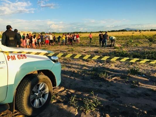 O corpo de Charliany da Costa Vitor, de 16 anos, foi encontrado em uma região de lavrado no bairro Cidade Satélite (Foto: Aldênio Soares)