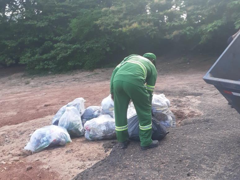 Uma moradora do bairro Caçari, que preferiu não se identificar, relatou à FolhaBV que, com a festa realizada no final de semana, uma grande quantidade de lixo foi deixada no local, mas foi retirada nesta quarta-feira (31) (Foto: Divulgação)