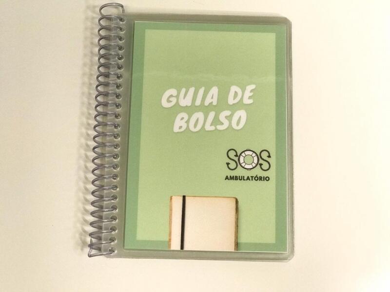 O material cabe no bolso do jaleco, pois o material ele vem com uma configuração que, ao imprimir, a impressão sai em um tamanho que cabe no bolso (Foto: Divulgação)