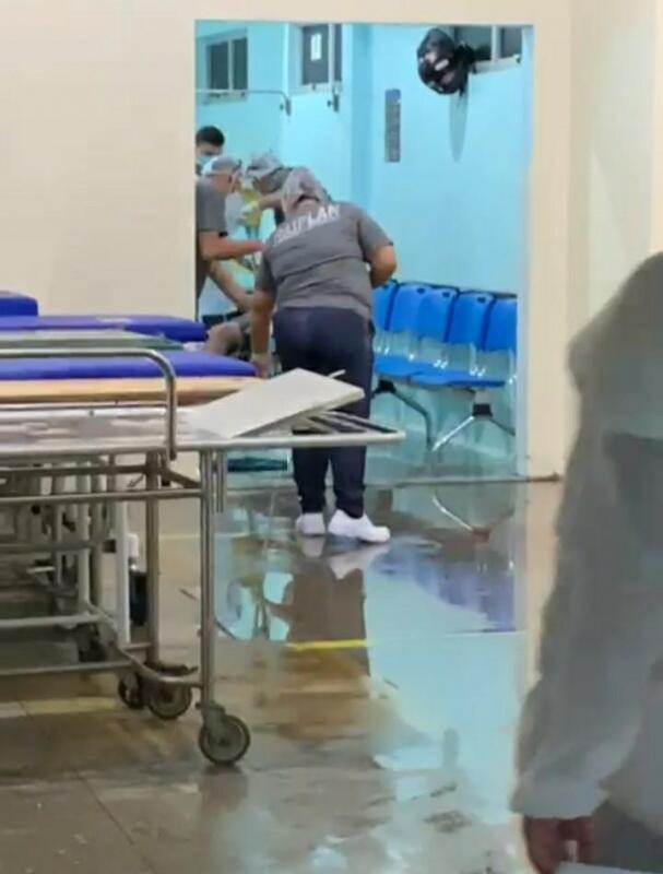 Servidores tiveram que escoar a água que entrou nos corredores e enfermarias do HGR (Foto: Reprodução)