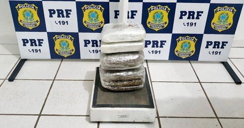 O homem e a droga apreendida foram encaminhados para a Delegacia de Polícia Civil em Boa Vista (Foto: Divulgação)