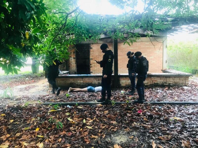 Os agentes identificaram que a jovem teve afundamento no crânio (Foto: Aldênio Soares)