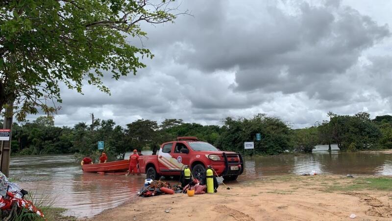 O trabalho foi realizado por terra e pelo rio com o apoio de embarcações (Foto: Diane Sampaio)