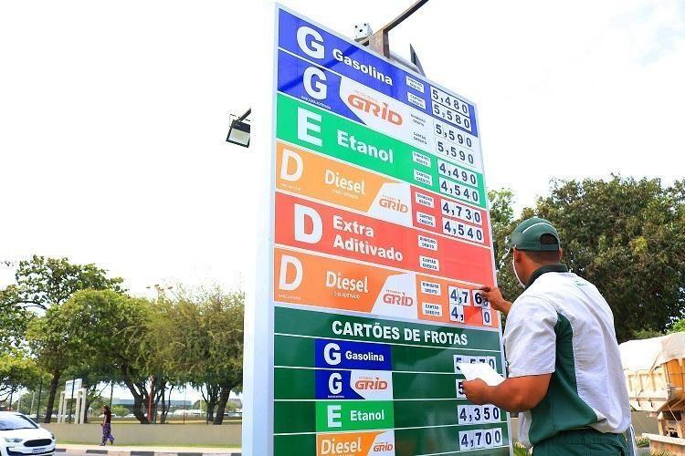 O diesel será reajustado em 3,7% e a gasolina em 1,9% (Foto: Diane Sampaio/FolhaBV)