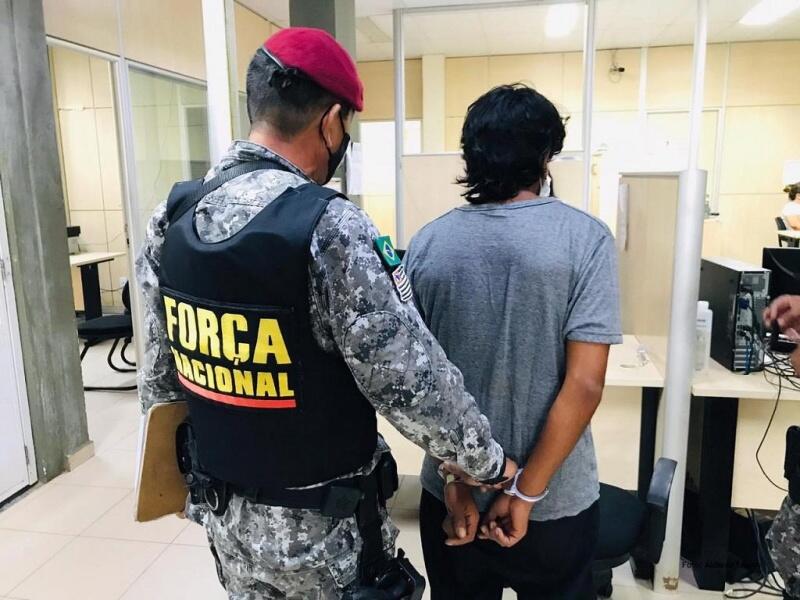 O homem está sob custódia da Polícia Civil para providências cabíveis (Foto: Aldênio Soares) O homem está sob custódia da Polícia Civil para providências cabíveis (Foto: Aldênio Soares)