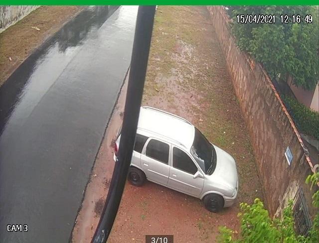 Uma câmera de segurança registrou o momento em que dois bandidos abandonaram um veículo em via pública após um assalto (Foto: Divulgação)
