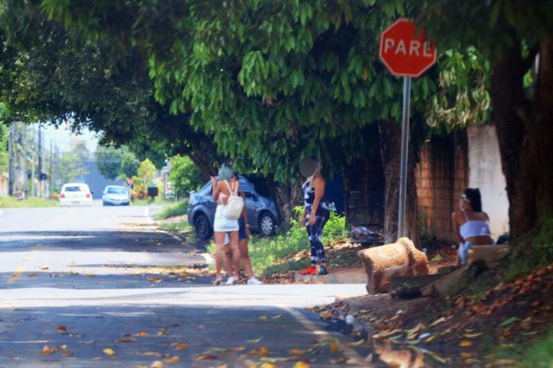 Nas ruas, sem cuidados além do alcool em gel, as prostitutas esperam por clientes que não tem medo de contaminação (Foto: Diane Sampaio/FolhaBV)
