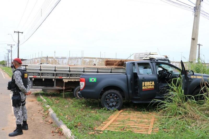 Após a colisão, o policial que estava conduzindo a viatura ficou com o pé preso às ferragens (Foto: Diane Sampaio/FolhaBV)