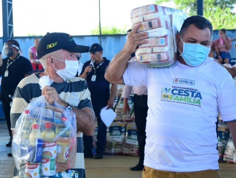 Quase 600 beneficiários do Cesta da Família residentes no município de Caroebe e na Vila de Entre Rios, que receberam o cartão do projeto emergencial Cesta da Família (Foto: Divulgação)