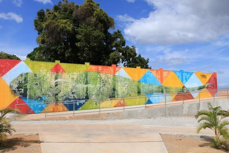 O painel assinado pelo artista Eduardo Kobra, um dos mais reconhecidos muralistas da atualidade, está deteriorado (Foto: Diane Sampaio/FolhaBV)