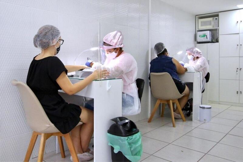 Manicures, pedicures, maquiadores, cabeleireiros são alvo do projeto (Foto: Ed Machado/Folha de Pernambuco)