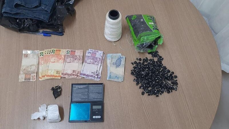 Ao todo os policiais apreenderam 115 trouxinhas de pasta base, uma pedra de crack e uma trouxinha de maconha (Foto: Divulgação)