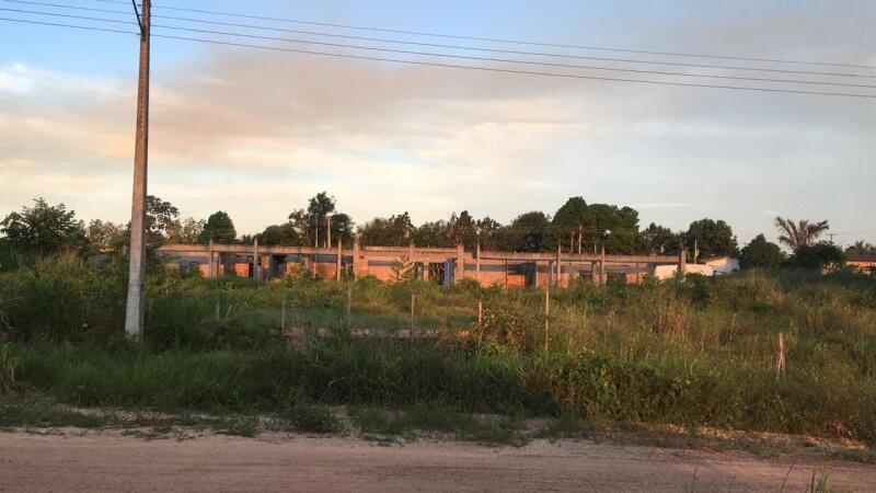 Pelas imagens é possível ver que por dentro e fora da obra está repleto de mato alto e sujeira, com estruturas inacabadas (Foto: Divulgação)
