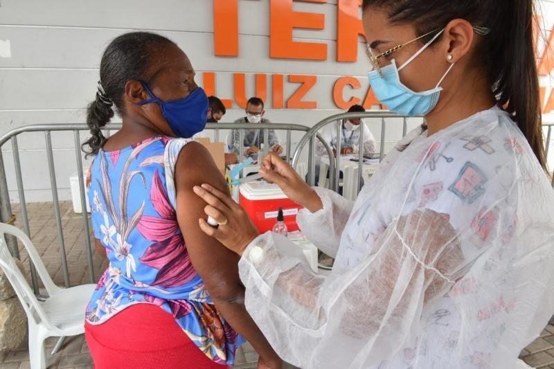 Quem deixou passar o prazo máximo de 28 dias de intervalo entre as duas doses de CoronaVac deve ir ao posto mais próximo para completar o esquema vacinal (Foto: Divulgação)