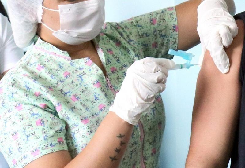 Somando as vacinas de primeira e segunda dose aplicadas, o Brasil administrou 135.352 doses neste domingo (Foto: Arquivo FolhaBV)