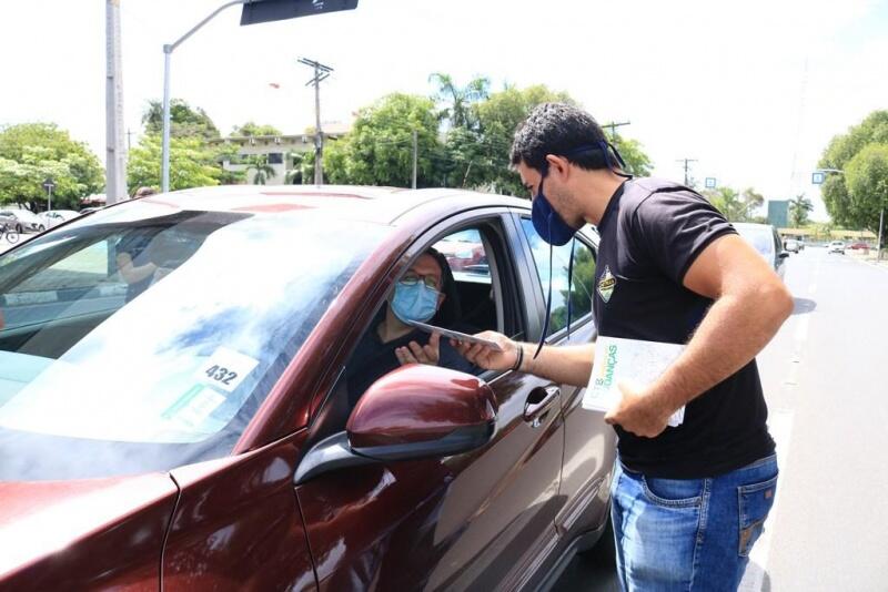 Durante a blitz educativa que foi realizada em frente a Assembleia Legislativa os agentes entregaram um kit com mais informações e algumas orientações para os motoristas (Foto: Diane Sampaio/FolhaBV)
