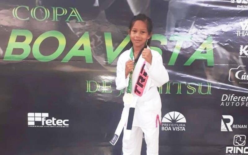 Atleta Aline Danielly tem 10 anos e pratica jiu-jitsu desde os cinco (Foto: Reprodução)
