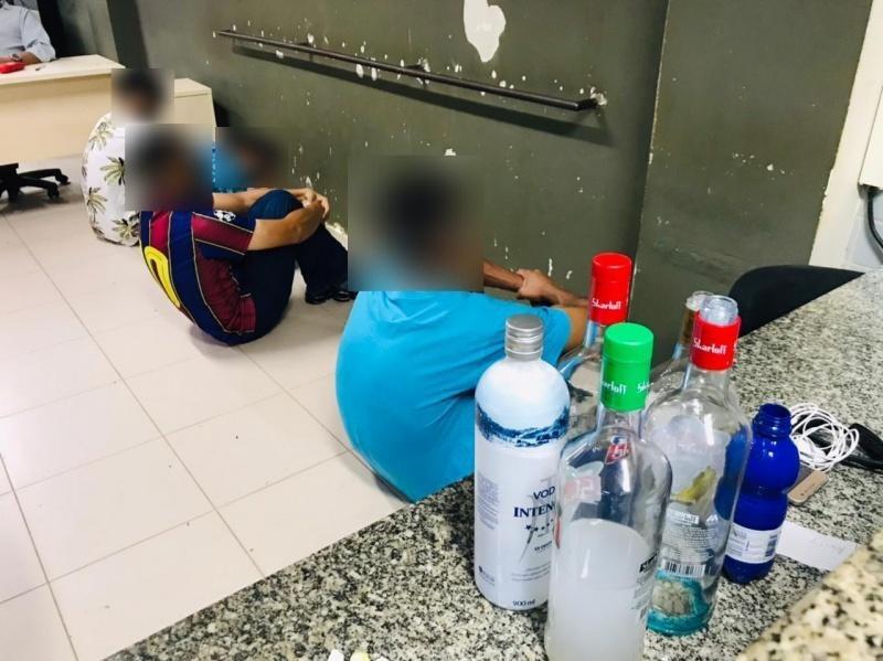 No local foram encontradas porções de maconha e cocaína, além de garrafas de bebidas alcoólicas (Foto: Aldênio Soares)