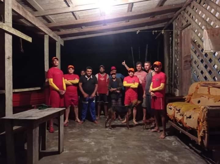 Os militares levaram coletes salva-vidas e colocaram em todos os moradores (Foto: Divulgação)