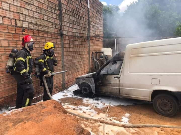 A equipe realizou o combate direto às chamas, utilizando linhas de mangueiras com aplicação de espuma (Foto: CBMRR)