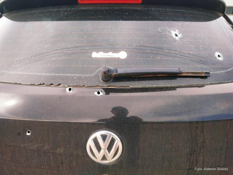 No veículo, foram encontrados aproximadamente nove perfurações por arma de fogo (Foto: Aldenio Soares)
