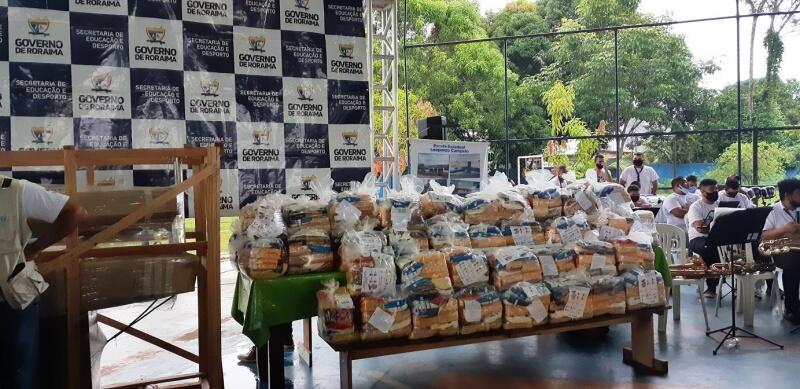 Junto com os kits de alimentos, estão sendo entregues pacotes com sabonetes (Foto: Divulgação)