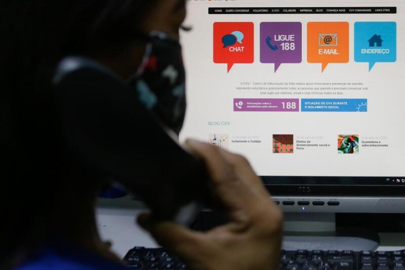Para contatar o serviço de apoio emocional oferecido pelo CVV basta telefonar para o número 188 ou pelo site (Foto: Divulgação)