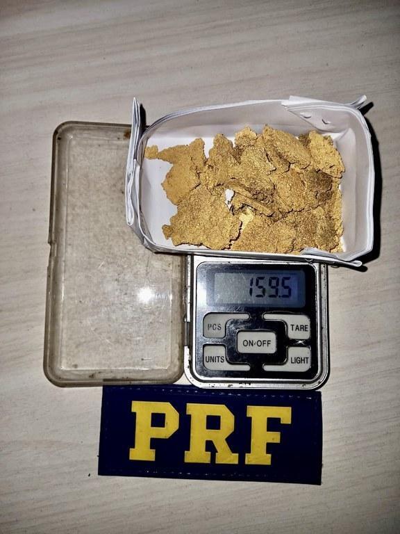 Cerca 160 gramas de ouro foram apreendidos em seu estado bruto e sem qualquer documentação (Foto: Divulgação)