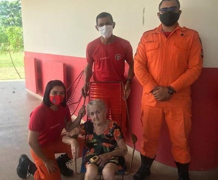 Dona Juraci com os bombeiros que prestaram os primeiros socorros à idosa (Foto: Divulgação)
